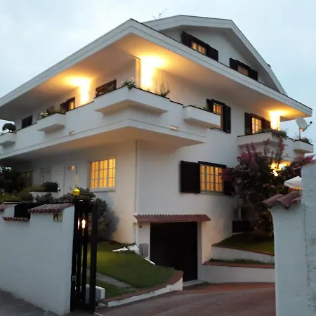 The House Nyaraló