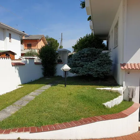 The House Nyaraló